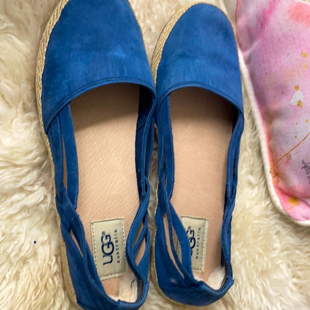 UGG FLATS.. SUPER COMFORTABLE!